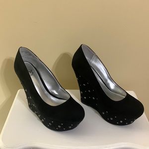 👠SM New York Black Studded Wedge. Faux Suede.👠